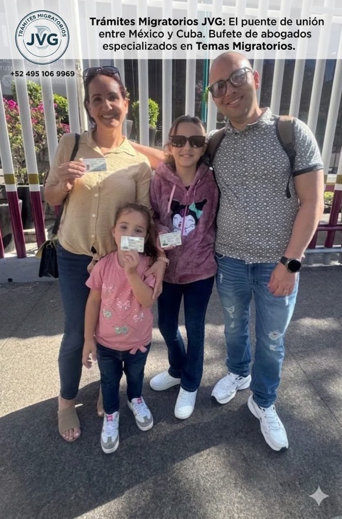 Familia mostrando tarjetas de residencia migratoria