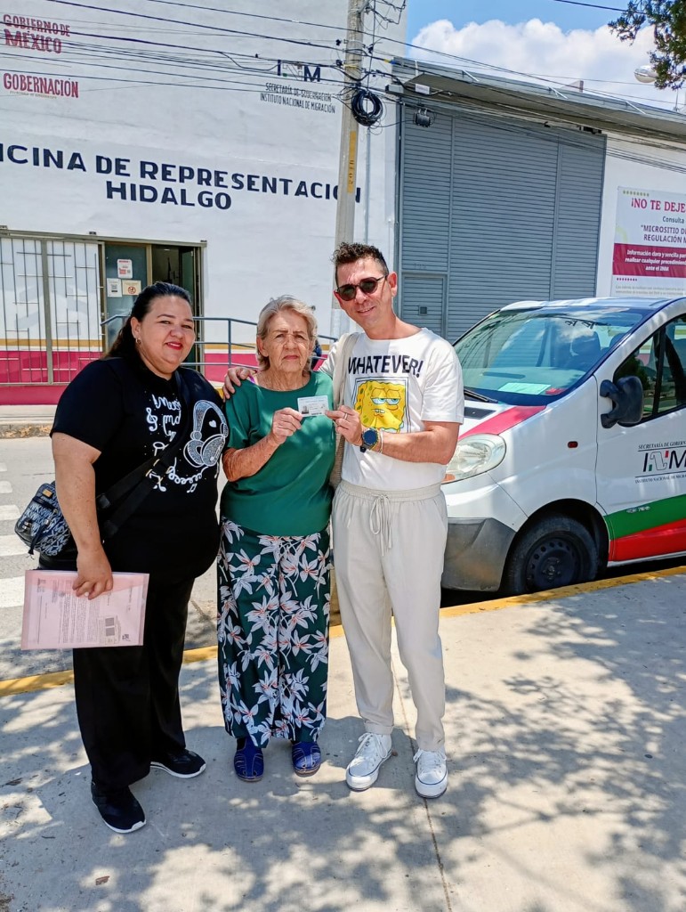 Familia con tarjeta migratoria ante la oficina del INM en Hidalgo