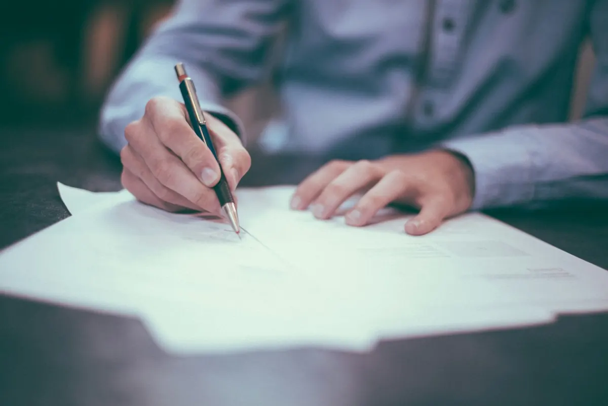 Documentos oficiales sobre un escritorio